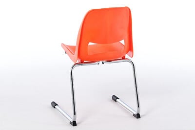 Widerstandsfähige Schulstühle mit C-Freischwinger für Klassenräume